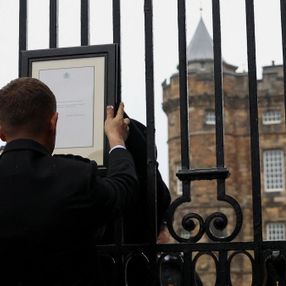 2. Elizabeth'in ölüm ilanı Buckingham Sarayı'nın kapısında