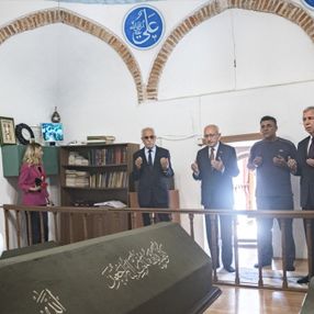 Kemal Kılıçdaroğlu'ndan, Tapduk Emre Türbesi'ne ziyaret
