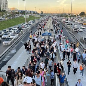 İstanbul'da metrobüs kazası: Yolcular duraklara yürüyerek ulaştı