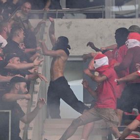 Nice - Köln maçında tribünde büyük kavga