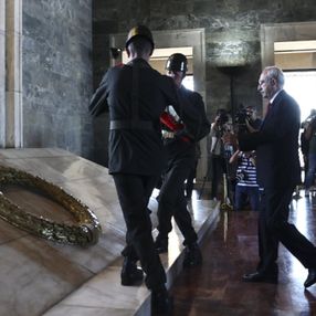 CHP, 99’ncu kuruluş yıl dönümünde Anıtkabir'e gitti