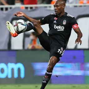 Beşiktaş'ta Atiba Hutchinson'ın sözleşmesi donduruluyor