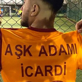 Galatasaray taraftarından Icardi forması
