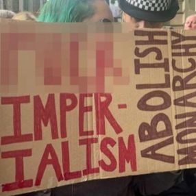 Edinburgh'da 'Monarşiyi kaldır' tabelası tutan kadın tutuklandı