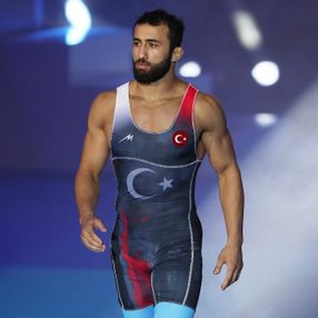 Milli güreşçi Burhan Akbudak dünya şampiyonu oldu