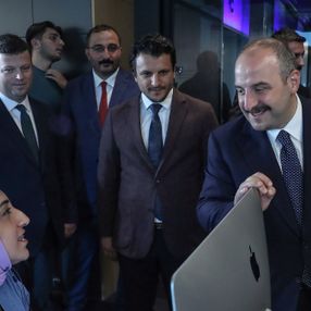 Mustafa Varank, 42 İstanbul yazılım okulunda gençlerle buluştu