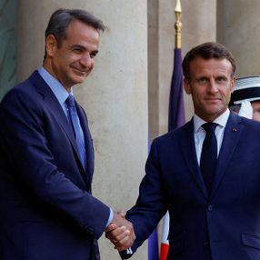 Emmanuel Macron, Kiryakos Miçotakis'le Fransa'da görüştü