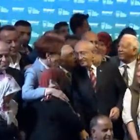 Çiftçinin Kemal Kılıçdaroğlu'na sarılıp öptüğü anlar kameralara yansıdı