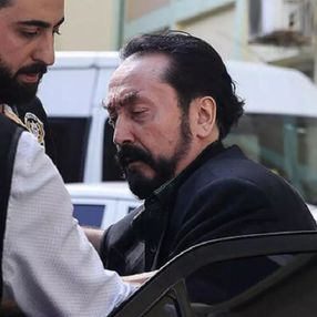 Adnan Oktar davası: Sanıklardan biri Oktar'ın saçını kokladı