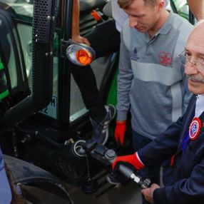 CHP'nin mazot dağıtım töreninde traktöre mazot verilemedi