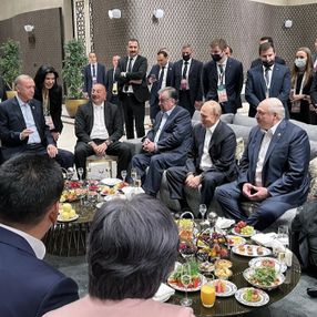 Cumhurbaşkanı Erdoğan, zirveye damga vuran fotoğrafı yorumladı