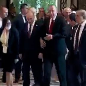 Cumhurbaşkanı Erdoğan ve Putin kol kola yürüdü