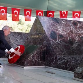 Kemal Kılıçdaroğlu'ndan Adnan Menderes'in mezarına ziyaret