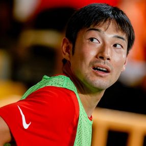 Shoya Nakajima oyuna girdikten iki dakika sonra kırmızı kart gördü