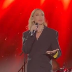 Hadise, sahnede yüzük fırlattı