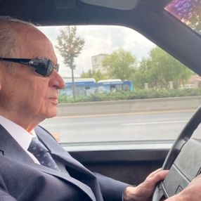 Devlet Bahçeli arabasıyla Ankara yollarında