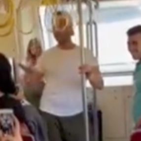 İzmir'deki metroda oryantal oynadı