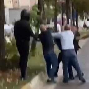 Beylikdüzü'nde tarafların kavgasını ayırmak isteyen kişi, dövüldü