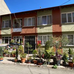 Eskişehir'de felçli eşini, evi önünü bahçeye çevirerek iyileştirdi