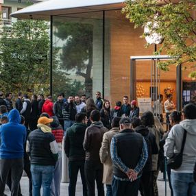 İstanbul'daki Apple mağazalarının önünde İPhone kuyruğu