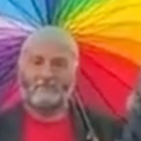 Gökkuşağı şemsiyesi kullanan amca