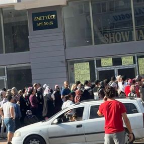 Antalya’da ucuz halı için birbirlerini ezdiler