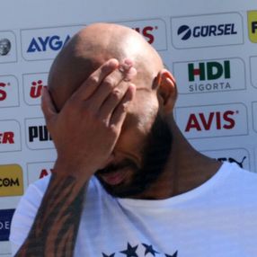 Joao Pedro'yu basın toplantısında arı soktu