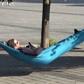 Taksim Meydanı'na hamak kurup sefa süren turist