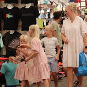 Alanya’ya gelen turistler, semt pazarlarına yoğun ilgi gösteriyor