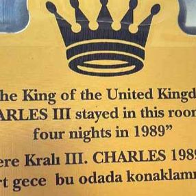 İngiltere Kralı Charles'ın 33 yıl önce kaldığı odanın tanıtım tabelası değişti