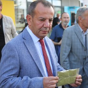 Tanju Özcan, HDP Genel Merkezi'ne kına gönderdi