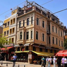 Sultanahmet Meydanı'ndaki 150 yıllık bina satışa çıkarıldı