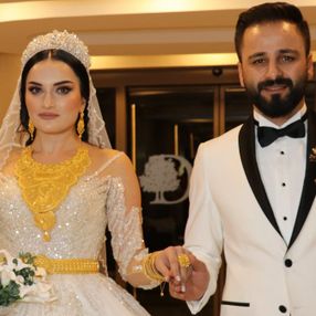 Van'da aşiret çiftine 4 milyon TL'lik takı takıldı
