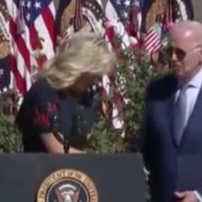Joe Biden, kürsüde yolunu şaşırdı