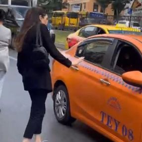 Beyoğlu'nda taksi şoförü ile yolcunun ücret tartışması