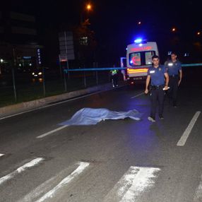Antalya'da, darbedilip yolda bırakılan genci taksi ezdi