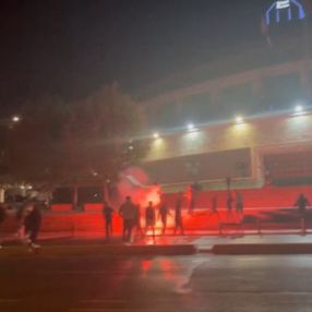 Beşiktaş'ta hareketli gece: Satırla stat önüne gelip slogan attılar