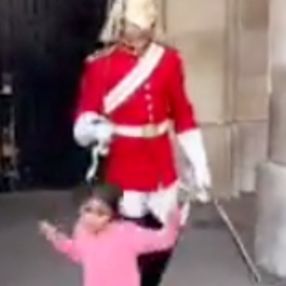 Buckingham Saray'ı muhafızı mini kızı korkuttu