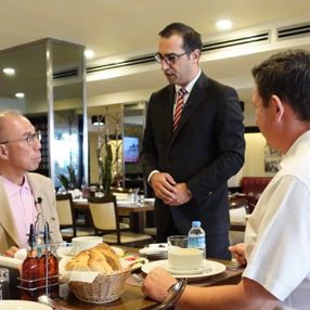 Japonya Büyükelçisi, paça çorbasını tattı