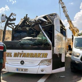 Gaziantep'te 16 kişinin öldüğü kazada şoförün perde ile uğraştığı detayı