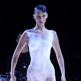 Bella Hadid, üzerine tasarlanan sprey elbiseyle tarihe geçti