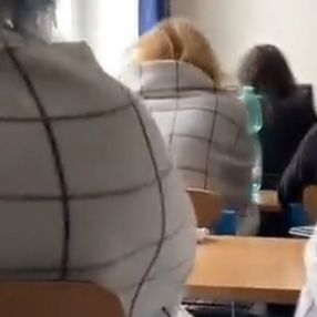 Çekya'da öğrencilere battaniye dağıttılar