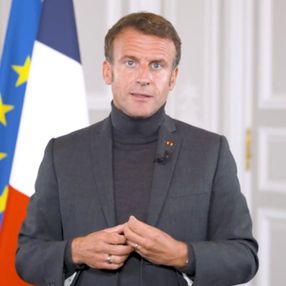 Emmanuel Macron enerji tasarrufu farkındalığı için boğazlı kazak giydi