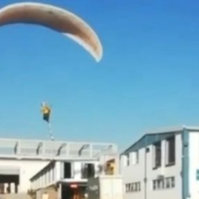 Bursa'da paraşüt tutkunu işe uçarak gitti
