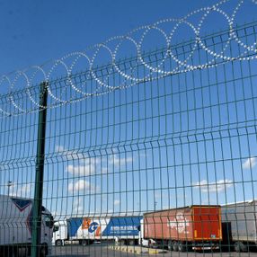 Kapıkule'de kaçak göçmenlere 'dikenli tel' engeli