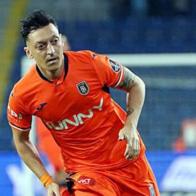 Mesut Özil ameliyat oldu
