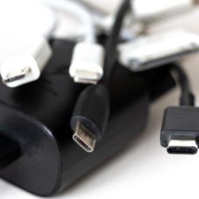 AB, bütün akıllı telefonlara tek tip şarj girişi getiriyor