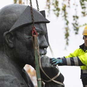 Finlandiya'da halka açık alanda sergilenen son Lenin heykeli de kaldırıldı