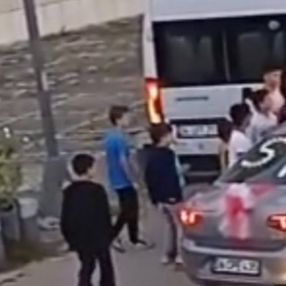 Sultanbeyli'de gelin aracından inip çocuklara saldırdı