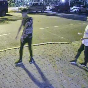 Beylikdüzü’nde otobüsleri taşlayan gençler kamerada